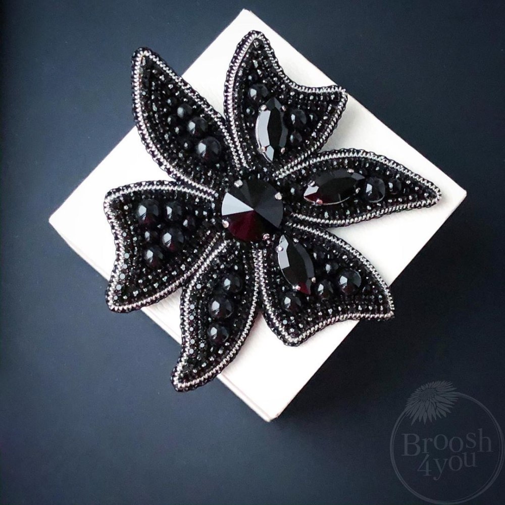 Брошь из бисера черная