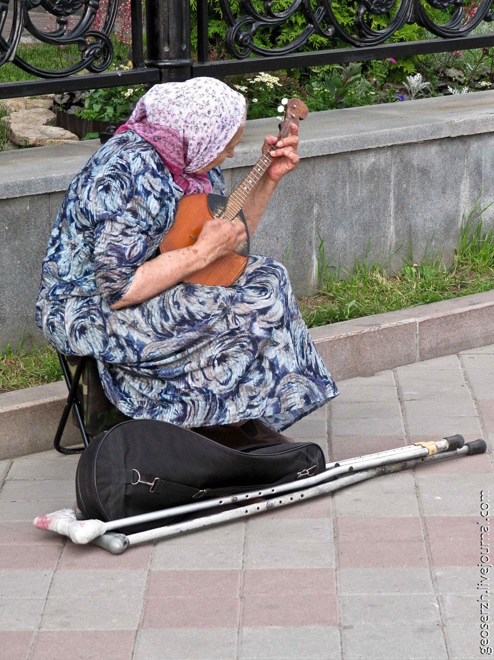 Бабка с гитарой