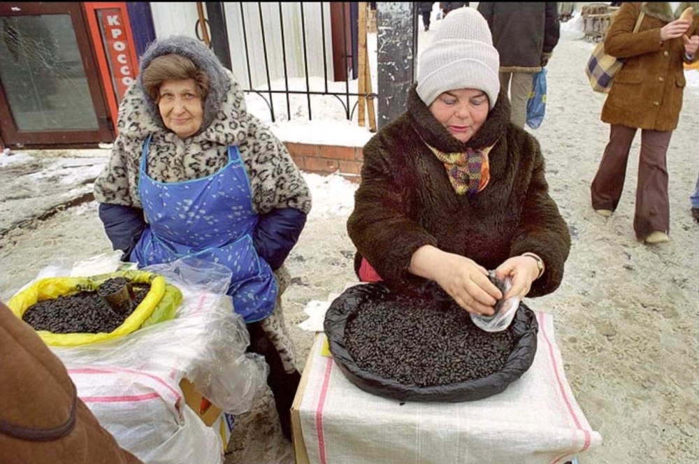 Бабушка с семечками