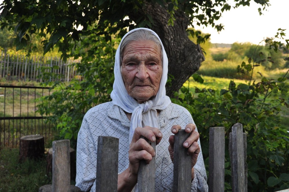 Старушка у забора