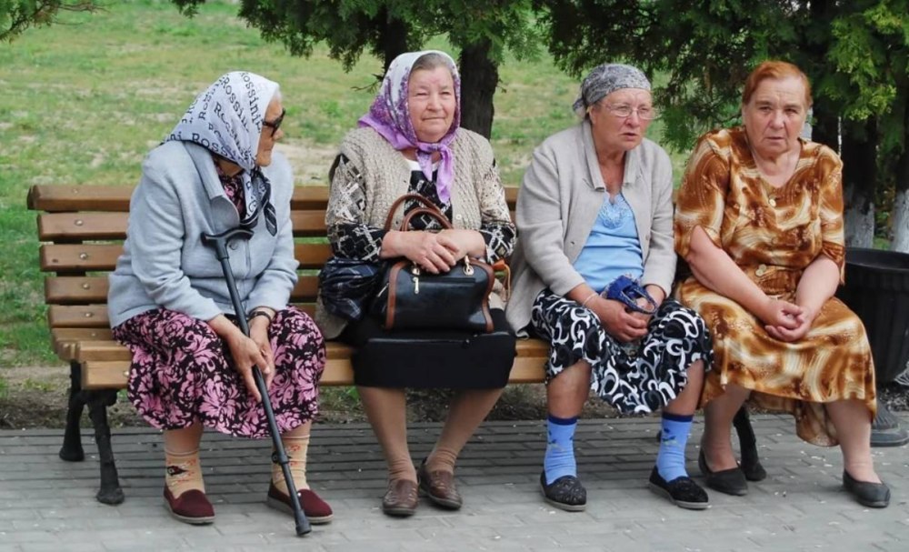 Бабушки у подъезда
