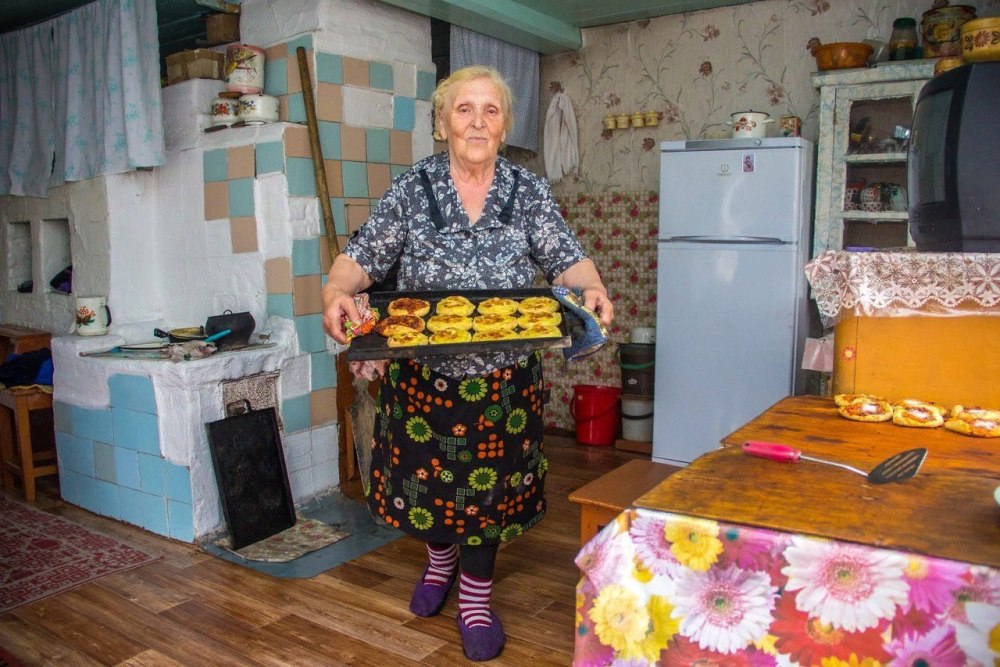 Бабушка в деревенском доме
